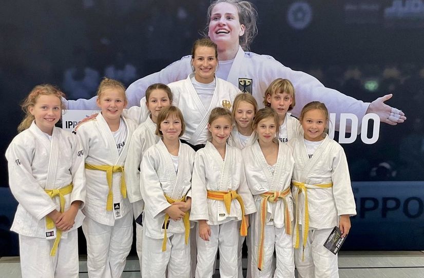 Das Treffen der Spremberger Judo-Mädchen mit ihrem Idol Anna-Maria Wagner wurde mit einem Erinnerungsfoto festgehalten.