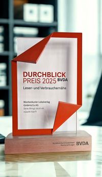 In der Kategorie "Leser- und Verbrauchernähe" gewann das WochenKurier-Team den diesjährigen "Durchblick"-Pokal mit der Redaktionsserie "Bringt doch eh nüscht hier?!" zum Thema Demokratie. Federführend für diesen Erfolg war die ehemalige Hoyerswerdaer Online-Redakteurin Maria-Louise Hartmann.