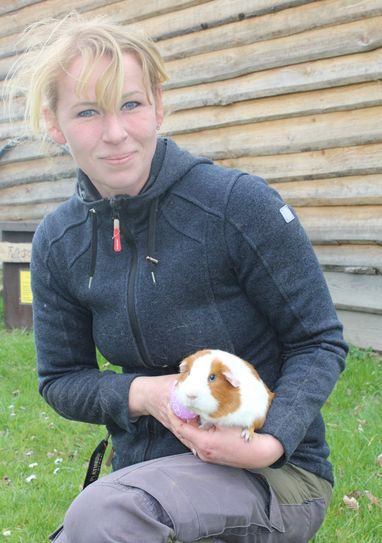Die Tiergartenchefin Skadi Jüngling mit einem der neuen Meerschweinchen.