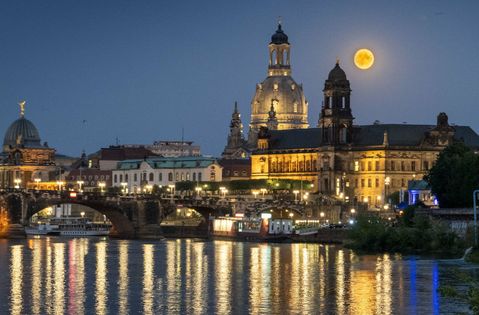 Eine Stunde lang werden wichtige Einrichtungen in Dresden nur vom Mond beleuchtet.
