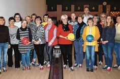 Die ehrenamtlichen Palliativhelfer mit Riesas Oberbürgermeister Marco Müller (6.v.r.) beim Bowling im Riesaer »Olympia«.