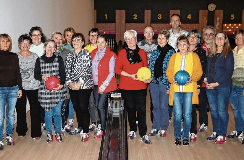 Die ehrenamtlichen Palliativhelfer mit Riesas Oberbürgermeister Marco Müller (6.v.r.) beim Bowling im Riesaer »Olympia«.