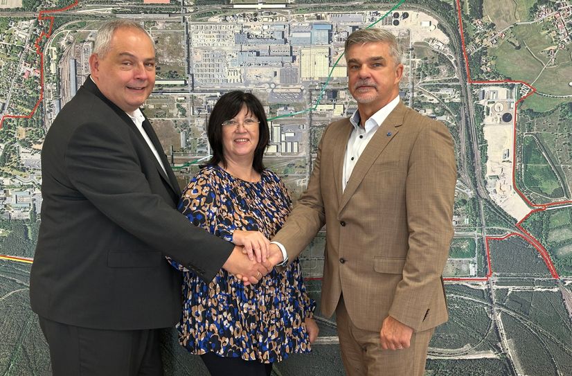 Industriepark-Manager Roland Peine, Christine Herntier, Zweckverband Industriepark Schwarze Pumpe und Carsten Baumeister, Altech Group (v.l.).