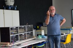 Jürgen Jehmlich erklärt den Relaisrechner, der auch zur Veranstaltung am 22. Juni, dem 115. Zuse-Geburtstag, im Mittelpunkt stehen wird.