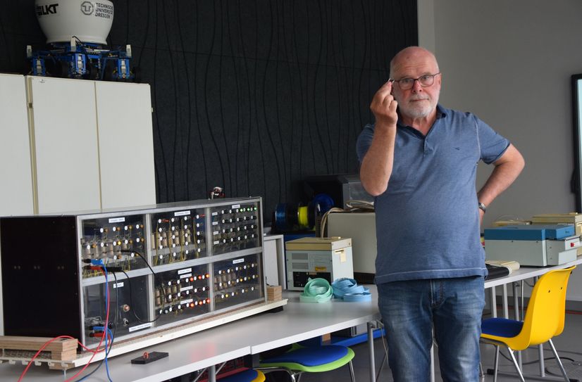Jürgen Jehmlich erklärt den Relaisrechner, der auch zur Veranstaltung am 22. Juni, dem 115. Zuse-Geburtstag, im Mittelpunkt stehen wird.