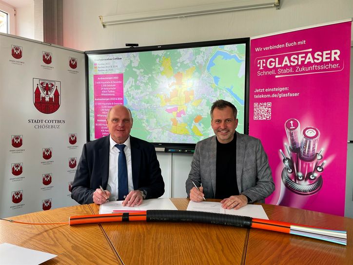 Oberbürgermeister Tobias Schick (r.) und Axel Wenzke, Konzernbevollmächtigter Region Ost der Telekom, unterzeichnen die gemeinsame Erklärung zum weiteren Breitband-Ausbau in Cottbus.