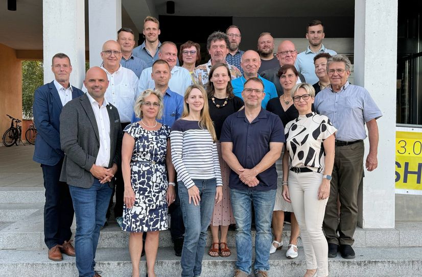 Die neu zusammengestellte Stadtverorndetenversammlung der Kreisstadt Lübben mit ihrem Vorsitzenden Dr. Peter Rogalla (li.) und Bürgermeister Jens Richter (2.vo.li.).