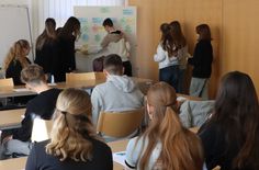 Schülerinnen und Schüler waren bei der SCHAU Rein!-Veranstaltung im Landratsamt Meißen gleich zur Gruppenarbeit aufgerufen.