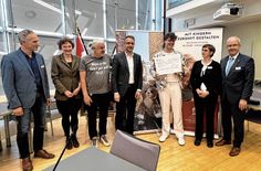 Martin Schüler nimmt den symbolischen Scheck über 5.562?Euro entgegen. Mit der großzügigen Unterstützung wird der Gondula Award weiterhin wahre Kinderhelden sichtbar machen.