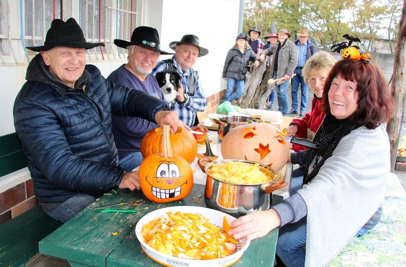 Schneiden, aushöhlen, zusammen Kürbissuppe kochen und bei Lagerfeuer und Line Dance gemeinsam Spaß haben. Beim 1. Country &amp; Westernclub geht es familiär und fröhlich zu.