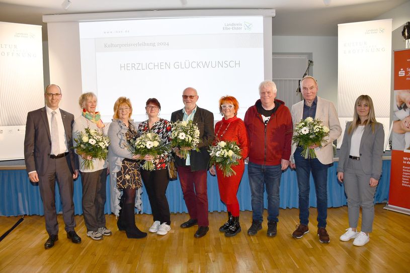Die Kulturpreisträger 2024 v.l.n.r.: Erster Beigeordneter Roland Neumnn, Iris Stöber, Carla Throne und Mandy Schultz, Reinhard Straach, Carmen Lademann und Jan Wiesner, Dr. Dieter Manig und Laila Grünwald, Mitglied im Vorstand der Sparkassenstiftung »Zukunft Elbe-Elster-Land«.