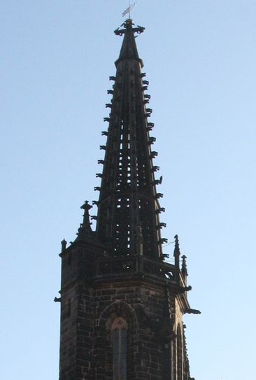 Höckriger Turm: der älteste Dom-Turm erhielt seinen Namen aufgrund des abgeknickten Turmhelms.