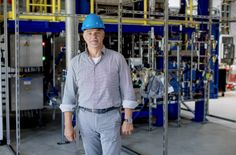 Carsten Baumeister, Standortleiter Schwarze Pumpe der Altech Battery GmbH in der Cerenergy-Pilotanlage im Dock 3 Lausitz.