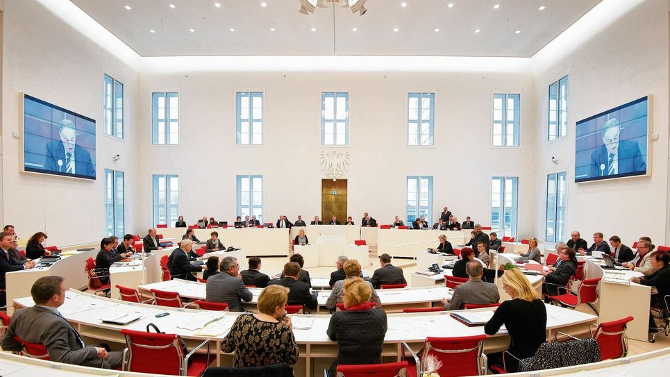 Der Plenarsaal des Brandenburger Landtages in Potsdam. Hier wurde vergangene Woche das Leitbild zur umstrittenen Strukturreform im Land beschlossen. Foto: Landtag Brandenburg/Stefan Gloede
