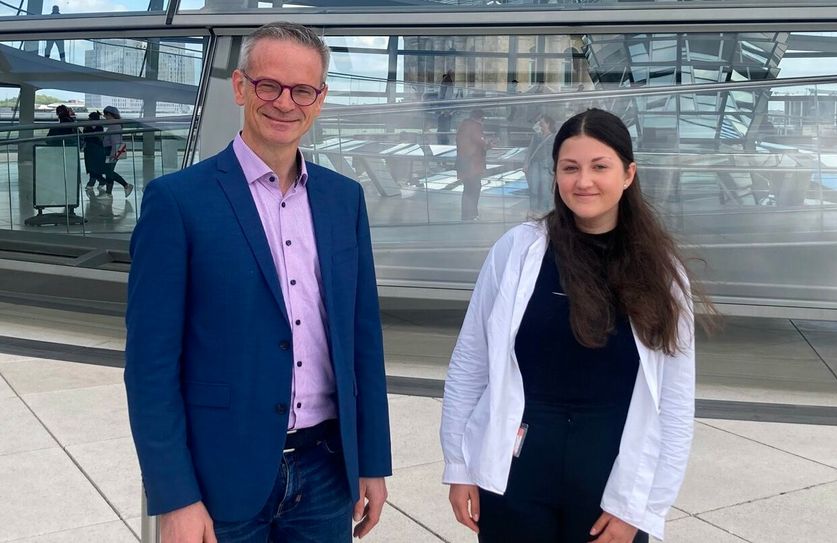 Highlight eines spannenden Tages: Evi Walter mit dem Dresdner Bundestagsabgeordneten Markus Reichel (CDU) vor der Reichstagskuppel.