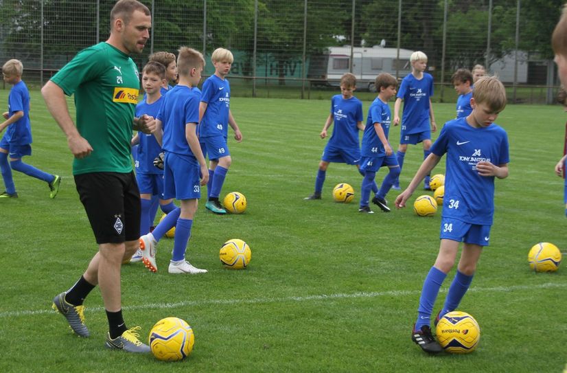 2019 konnte Tony Jantschke zum letzten Mal mit dem Lausitzer Fußballnachwuchs trainieren. Nach zweijähriger Corona-Pause findet das beliebte Fußballcamp jetzt wieder statt.