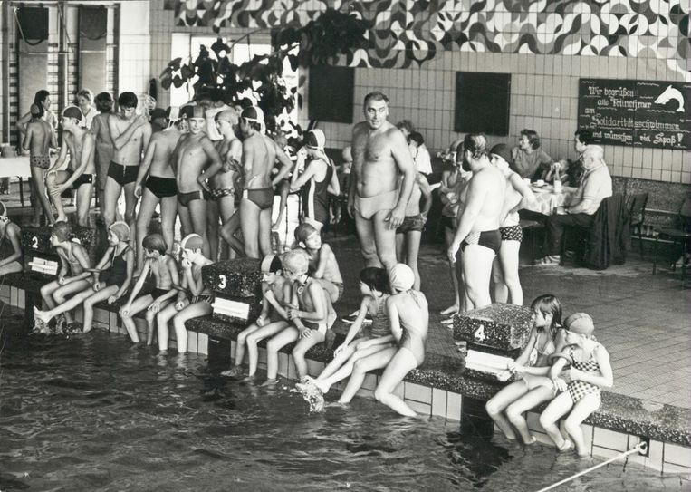 Schwimmsport: Schwimmbetrieb im Volksschwimmbad 1985, in der Mitte steht Schwimmmeister Peter Herbig. Foto: AG Zeitgeschichte Lübbenau