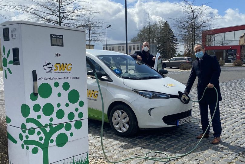 Der stellvertretende Vorstandsvorsitzender der SWG AG Peter Starre (links) und Oberbürgermeister Octavian Ursu Görlitz bei der Einweihung der neuen E-Tankstelle. Foto: SWG AG