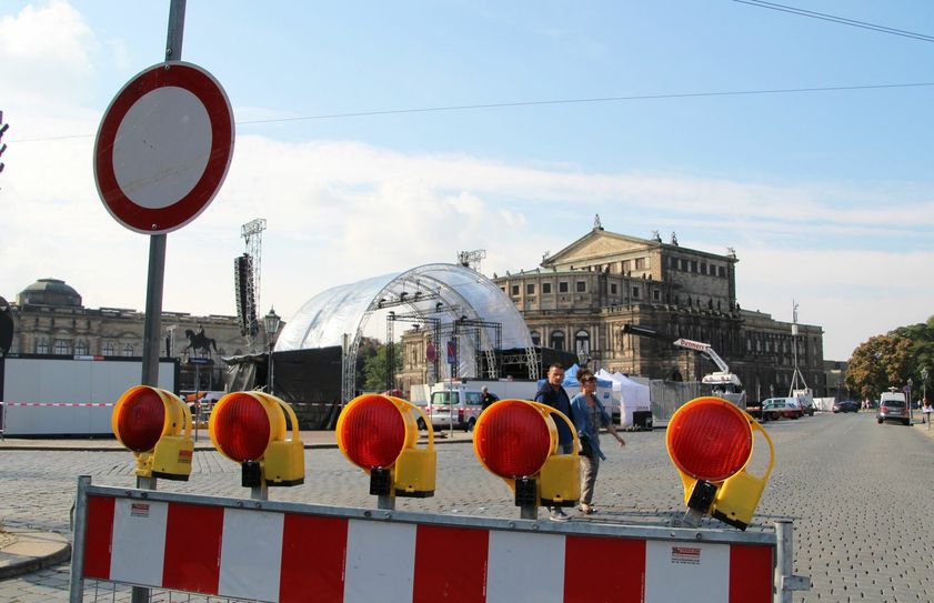 Seit Montag wird für die zentrale Einheitsfeier aufgebaut, ein Großteil des Stadtzentrums ist für den Verkehr gesperrt oder nur mit Sondergenehmigung befahrbar (wir berichteten). Foto: Schramm