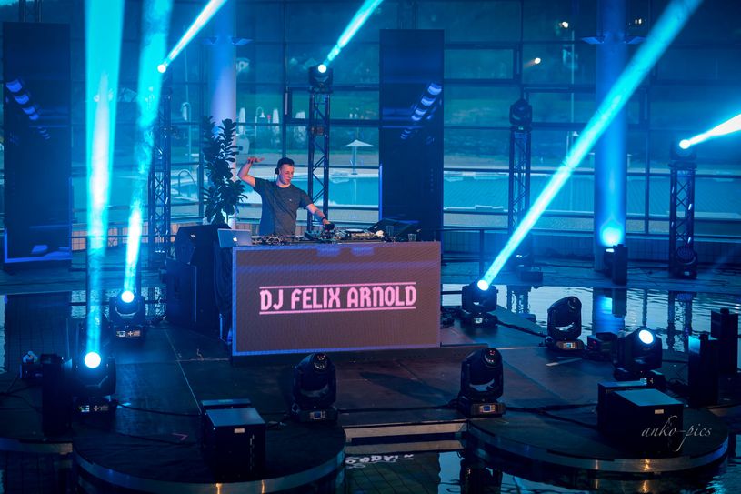 DJ Felix Arnold beim Livestream im April 2021 in der Toskana Therme. Foto: Andre Koch/anko-pics