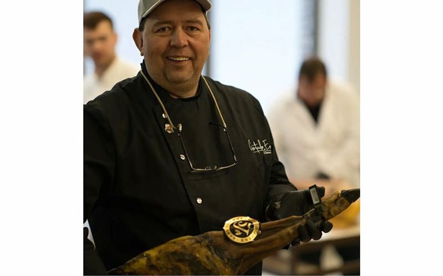 Ronny Paulusch in der Ausbildung der Cortadore - Schinkenschneider.