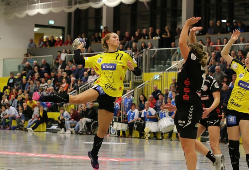 "Lisa Loehnig beim Sprungwurf" / Foto: Henry Lauke