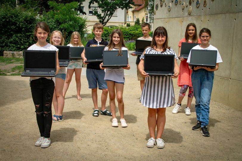 Rund 30 alte Laptops konnte die Klasse 5a bei ihrer Aktion sammeln. Foto: PR