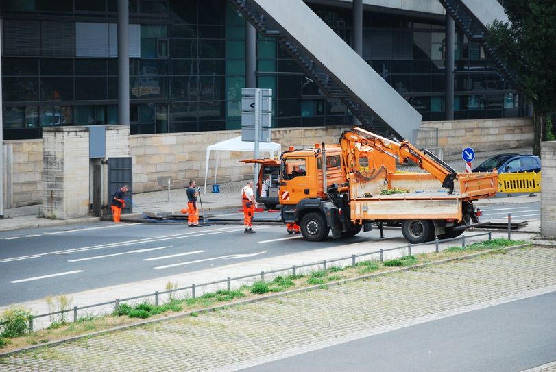 Probeaufbau des Flutschutztores am Ostra-Ufer vor dem Kongresszentrum.