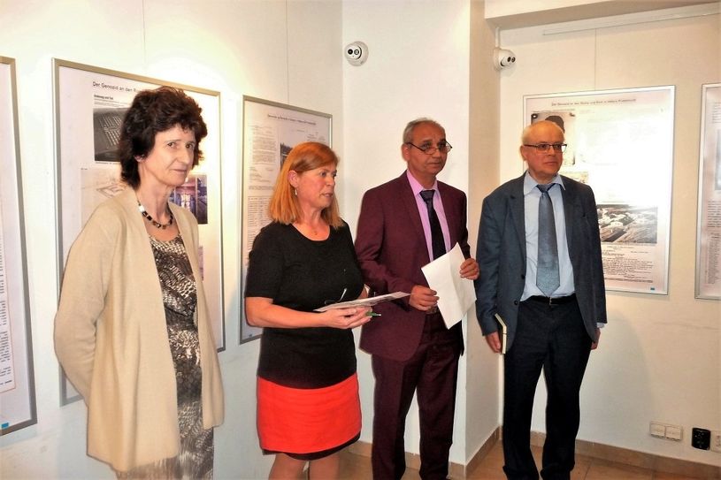 Eva-Maria Stange (v.li.) mit Übersetzerin, Miroslav Grajcar und Vladimir Spidla zur Eröffnungsveranstaltung.