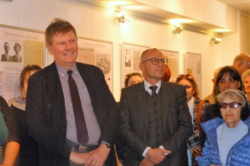 Botschaftsrat Markus Klinger (li.) und Vize-Landrat Heiko Weigel in Prag auf der Vernissage.