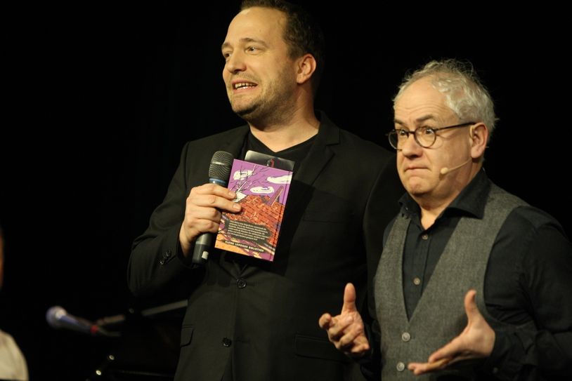 Tom Pauls holte sich während seines Programms „ Deutschland deine Sachsen “ Mario D. Richardt auf die Bühne  im Tom Pauls Theater. Dort  musste der gebürtige Berliner und Wahl-Leipziger   Couplets der sächsischen Mundartautorin Lene Voigt (1891-1962) vor Publikum vortragen.  Fotos: D. Förster