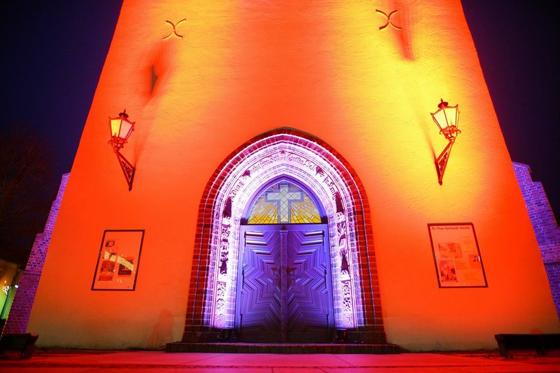 Paul-Gerhardt-Kirche in Lübben bei Nacht. Sie ist ein Bestandteil des Rundganges. Bildquelle: Stefan Otto/Framerate media