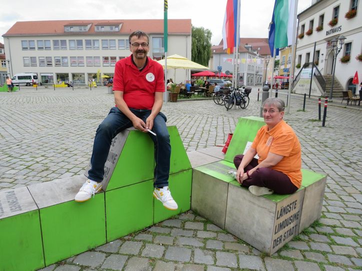 Sie gründeten die IG Kinderferien mit und engagieren sich heute immer noch: Vorsitzender Hans-Günter Möller und seine Ehefrau Beate. Hier auf dem Marktplatz fanden auch die jüngsten Ferienspiele statt. Silke Richter
