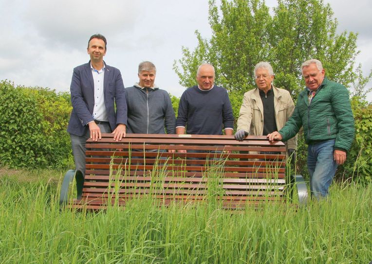 Sie haben die Bank wieder an ihrem angestammten Platz aufgestellt: Oberbürgermeister Marco Müller, ein Mitarbeiter des Sprungbrett e.V., Vereinschef Andreas Näther, Kurt Hähnichen und Manfred Kuge (v.l.).  Fotos:  Farrar