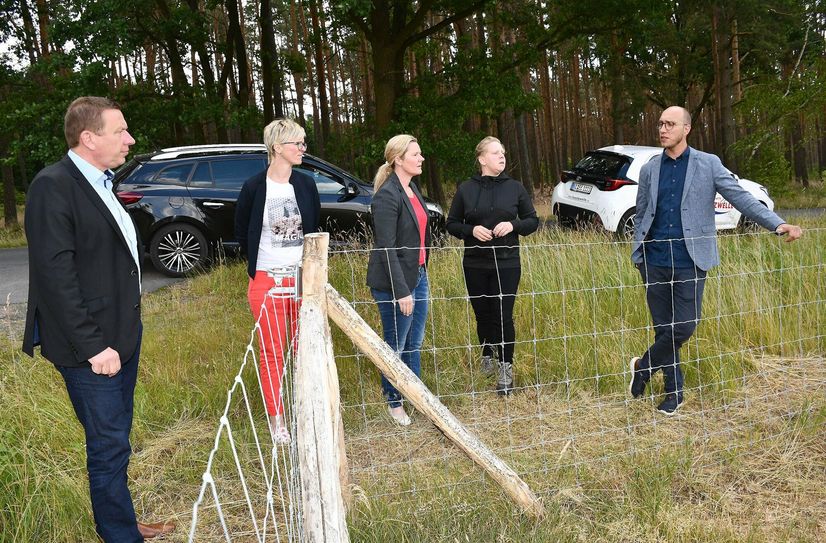 Vor-Ort-Besuch in Gröden (v.l.n.r.): Landrat Christian Heinrich-Jaschinski und Amtsdirektorin Kathleen Wilken informieren sich bei Diana Holland (LAVG) und den zuständigen Tierärzten für Tierseuchenbekämpfung im AVLL des Landkreises, Mareike Wohlert und Paul Burigk, über ASP-Schutzmaßnahmen an der Landesgrenze zu Sachsen.