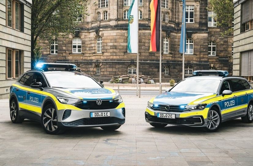 Elektrisch im Polizeieinsatz: Der VW ID.4 und der Passat GTE.
