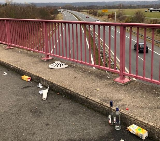 Leere Flaschen und abgebrochene Stuhlteile drohen auf die Straße (S177) in der Nähe des Flugplatzes Pirna-Pratzschwitz zu fallen. Fotos: privat