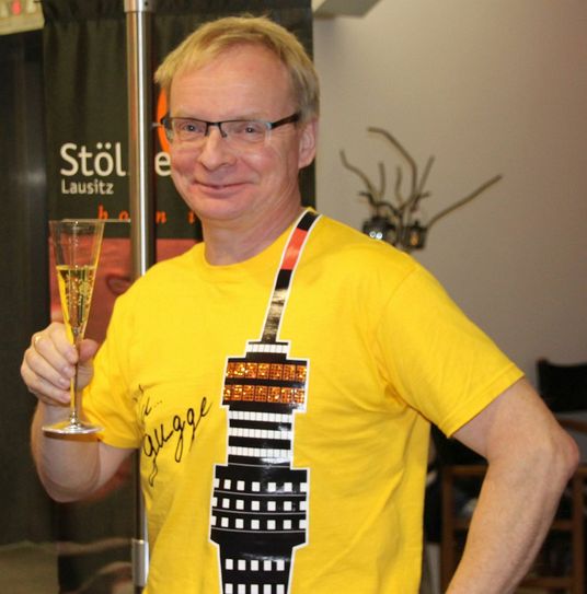 Mit Sekt und Shirt können die Dresdner für „ihren“ Fernsehturm werben. Foto: Pönisch