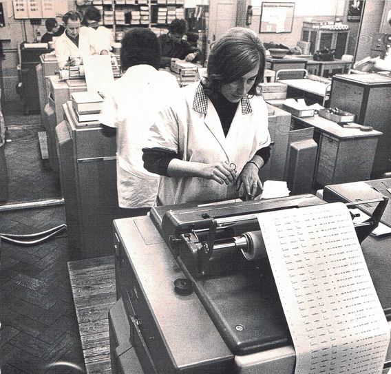 Anfänge der Datenverarbeitung im VEB Maschinelles Rechnen in Cottbus. Foto: Erich Schutt