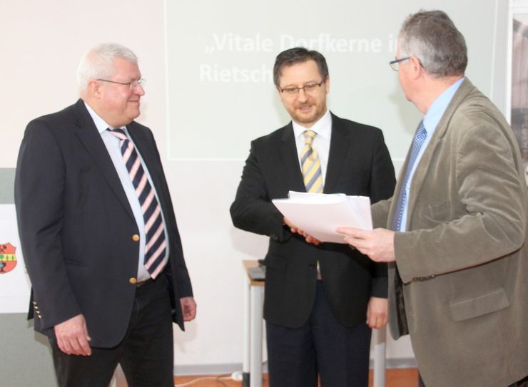 Umweltstaatssekretär Herbert Wolff (links) und Landrat Bernd Lange (rechts) übergaben am 20. Februar die Fördermittelbescheide an Rietschens Bürgermeister Ralf Brehmer. Foto: Keil