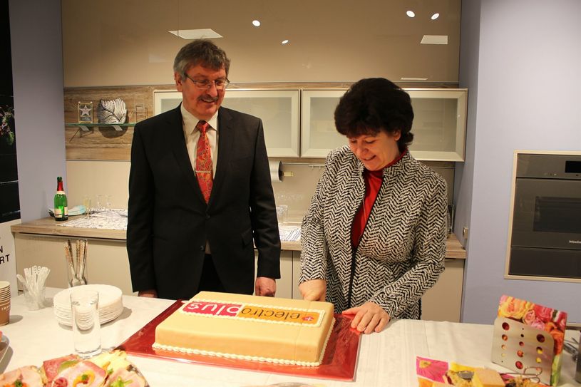 Für Kathrin und Armin Wuttig und das ganze ETN-Team gab’s als Präsent zur Wiedereröffnung eine Torte, die das neue Label »electroplus« ziert.