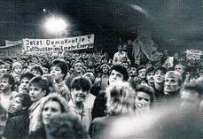 Die erste Cottbuser Demonstration - Am 30. Oktober auf dem Stadthallenvorplatz. Foto: Erich Schutt