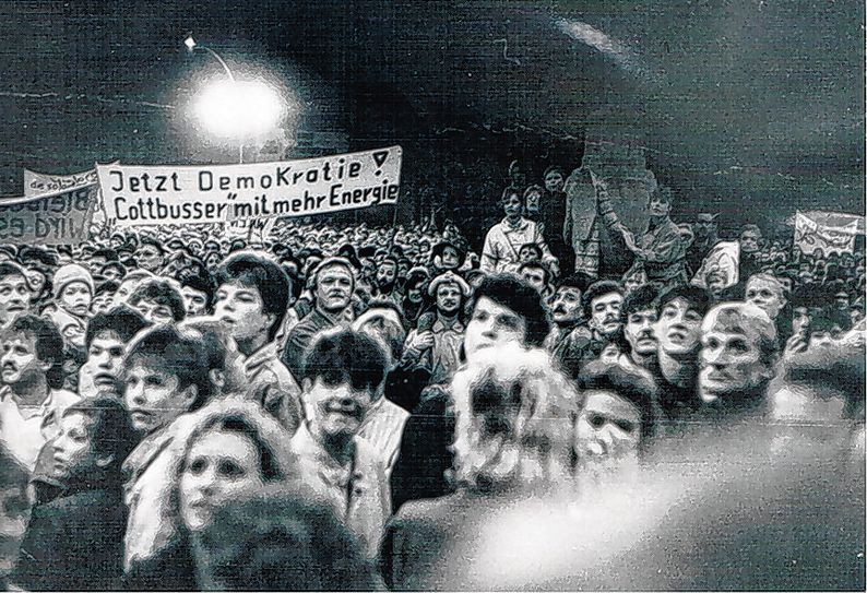 Die erste Cottbuser Demonstration - Am 30. Oktober auf dem Stadthallenvorplatz. Foto: Erich Schutt