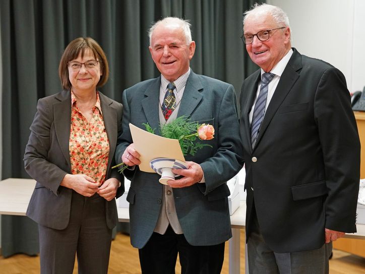 Sozialministerin Ursula Nonnemacher und der Vorsitzende des Landes-Seniorenrates, Wolfgang Puschmann, zeichnen Georg Graf (Mitte) für sein Engagement mit dem »Veltener Teller« 2019 aus. Foto: MSGIV