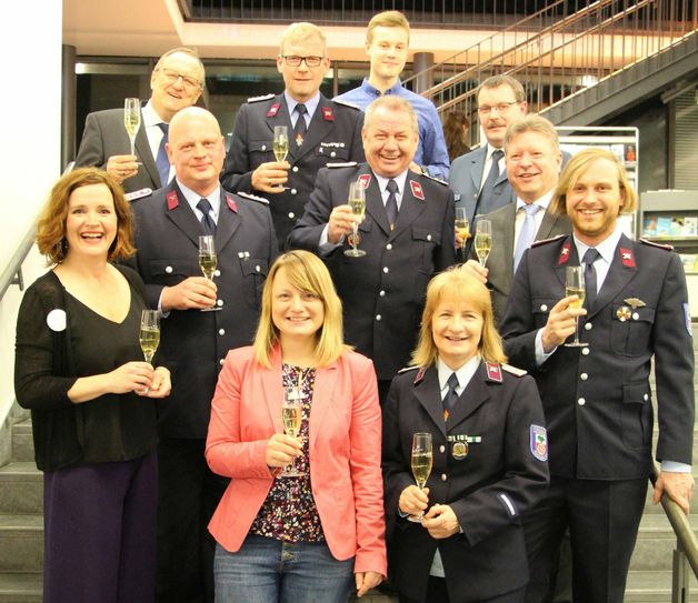 Mitglieder der Freiwilligen Feuerwehr Radebeul, des THW und des Deutschen Roten Kreuzes wurden für ihre ehrenamtlichen Leistungen von Oberbürgermeister Bert Wendsche beim Neujahrsempfang ausgezeichnet. Foto: Lindackers