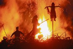 Knisternd gehen am Sonntagabend wieder zahlreiche gebastelte Hexen in Flammen auf.   Foto: Archiv/Thomas Fiedler