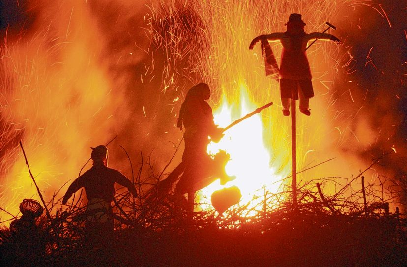 Knisternd gehen am Sonntagabend wieder zahlreiche gebastelte Hexen in Flammen auf.   Foto: Archiv/Thomas Fiedler