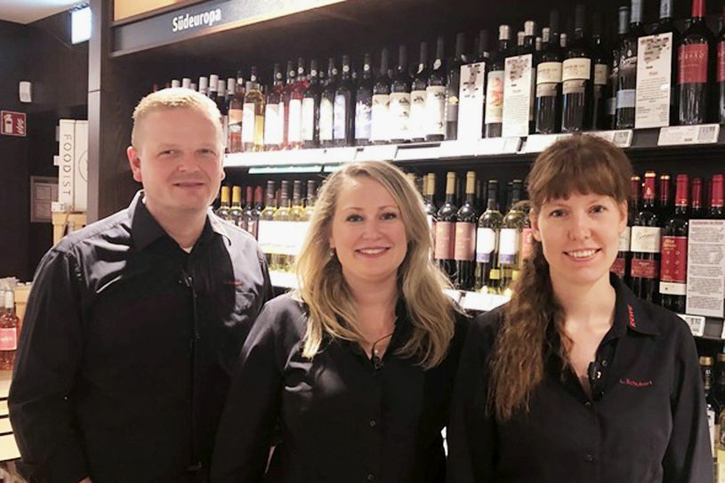 Marktleiter Björn Keyser und seine Weinberaterinnen Kathleen Mitschke und Liane Schubert (v.l.)   Foto: PR