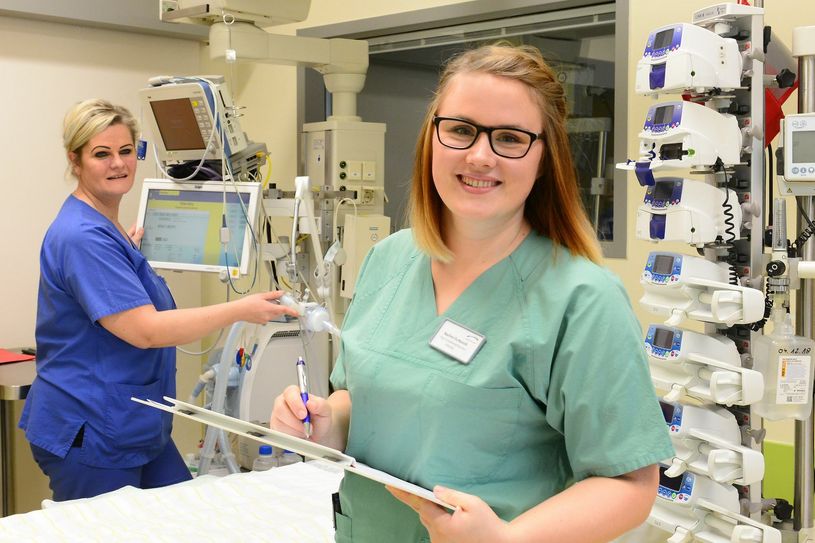 Nadine Gurkasch - Fachkrankenschwester für Intensiv- und Anästhesiepflege mit Pflegebereichsleitung Susann Schachtschneider-Krause (hinten). Foto: Steffen Rasche