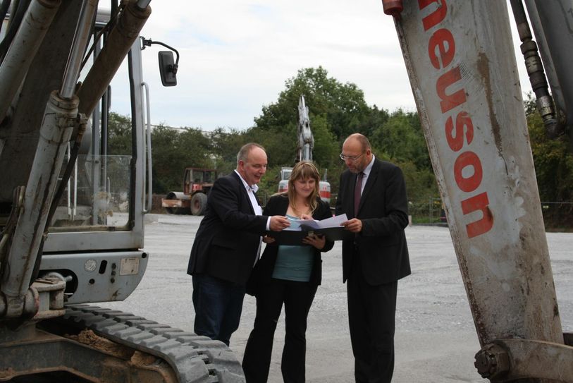 V.l.: ZAOE-Chef Raimund Otteni, Projektleiterin Silke Rehn und Oberbürgermeister Olaf Raschke auf dem neuen Wertstoffhof. Foto: Schramm
